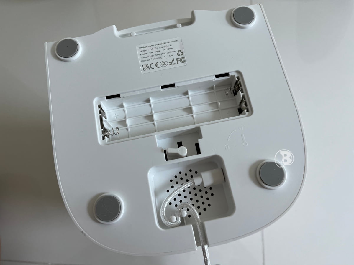 Battery Compartment And Power Cord Management Under The Rojeco 4L Automatic Pet Feeder PTM-001