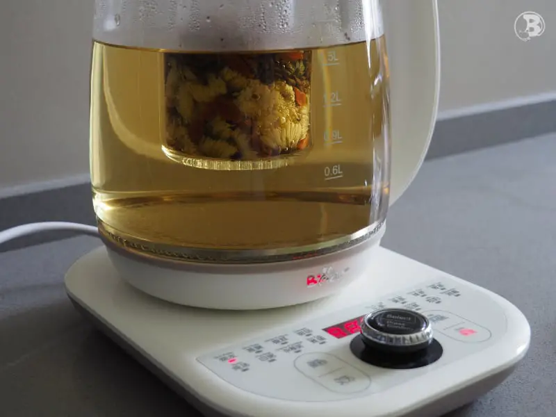 Boiling Flower Tea With The Bear Electric Kettle BHP-W18L