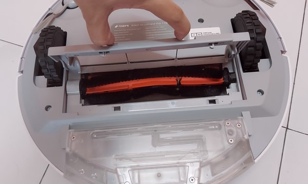 Disassembling The Roller Brush Of The Roidmi EVE Plus Robot Vacuum Cleaner