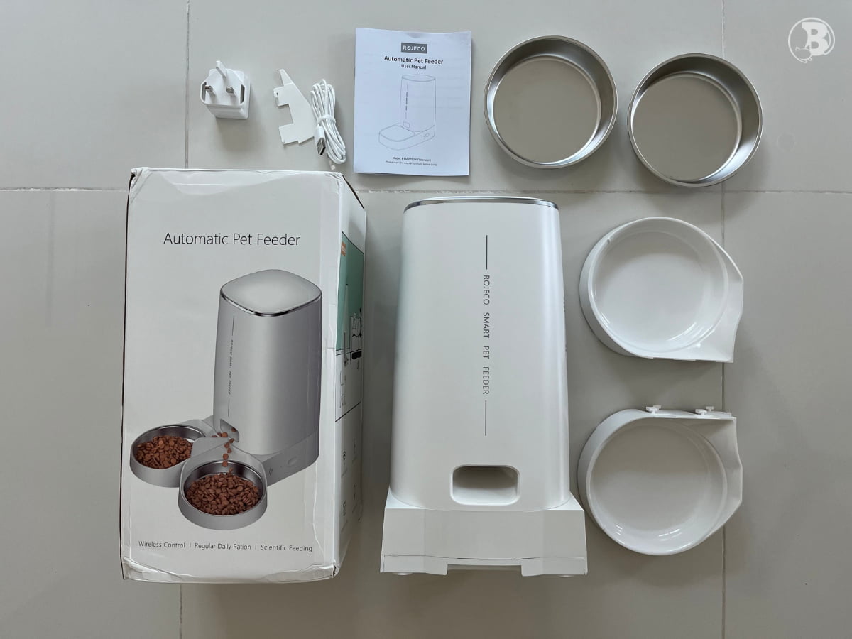 Overlay Shot Of The ROJECO 4L Automatic Pet Feeder PTM-001 And Accessories
