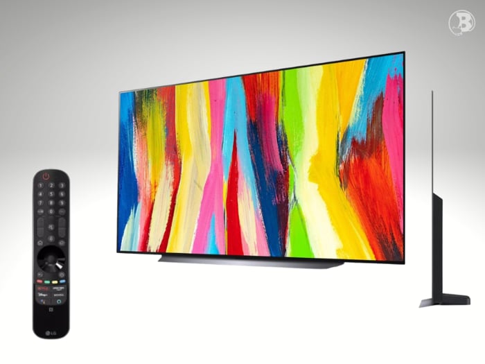 Pandangan sisi dan kawalan jauh untuk TV pintar LG C2 OLED