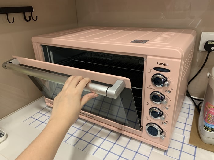 You Can Open The The Kitmens KM-KO65 Smart Digital Oven 65L With One Hand